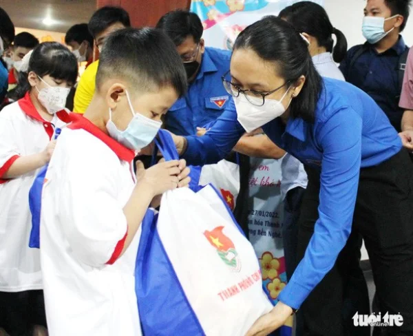 Lộ diện dự án nHàng trăm cặp đôi tham gia chạy bộ gây quỹ làm chương trình lễ cưới tập thể